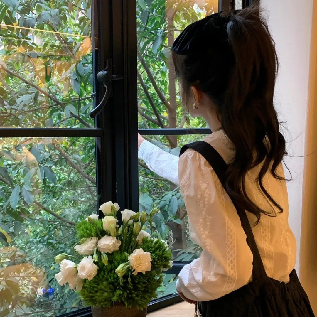 笼子在寻找小鸟
